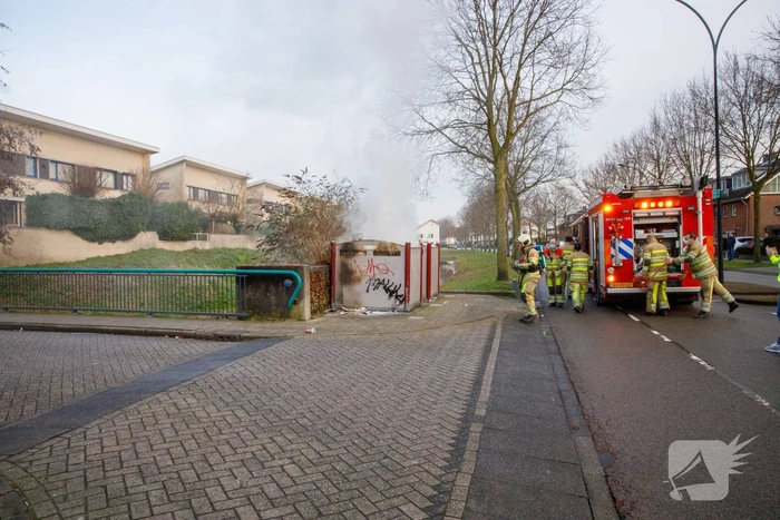 Papiercontainer in brand gestoken