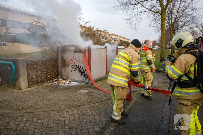 Papiercontainer in brand gestoken