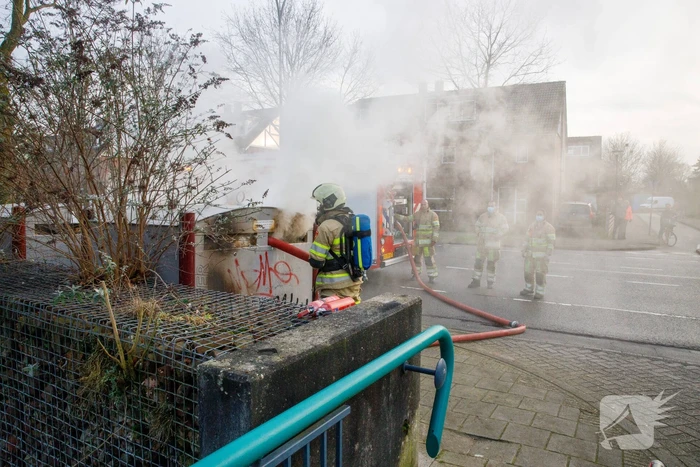 Papiercontainer in brand gestoken