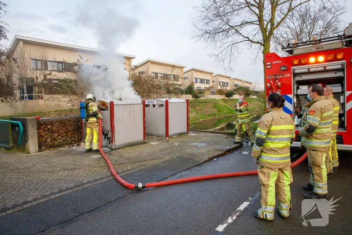 Papiercontainer in brand gestoken