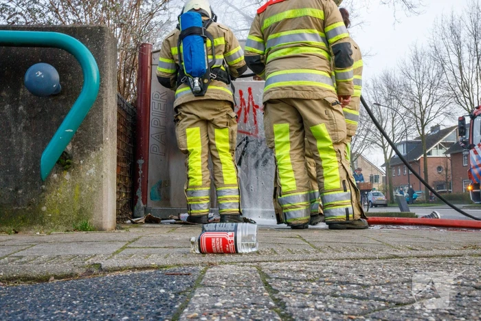 Papiercontainer in brand gestoken