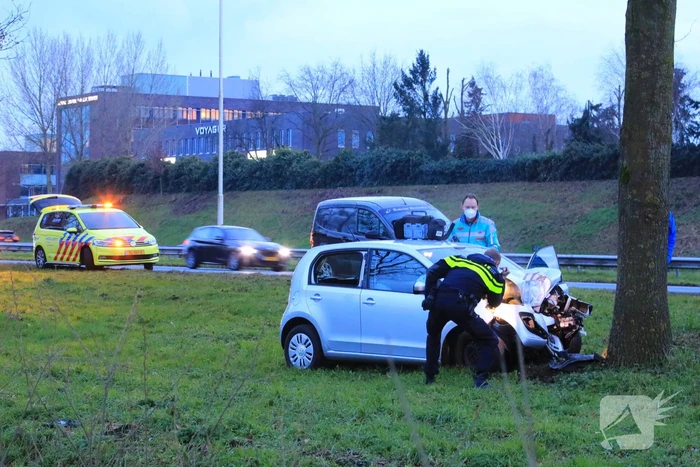 Personenauto raakt van weg en knalt tegen boom