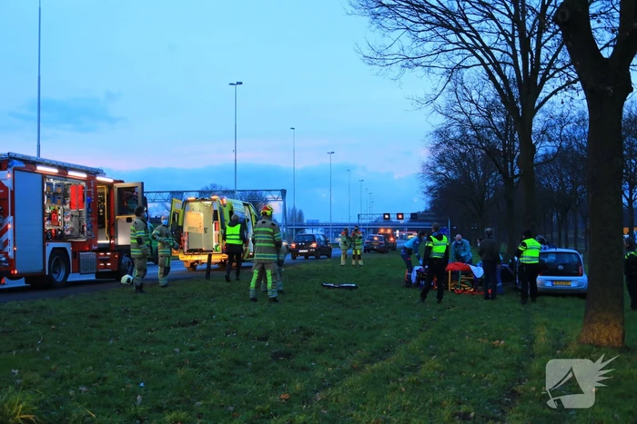Personenauto raakt van weg en knalt tegen boom