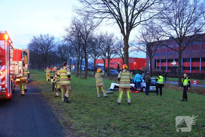 Personenauto raakt van weg en knalt tegen boom