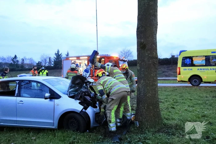 Personenauto raakt van weg en knalt tegen boom