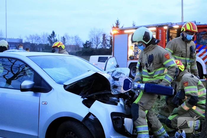 Personenauto raakt van weg en knalt tegen boom