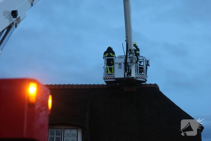 Brandweer doet onderzoek naar schoorsteen