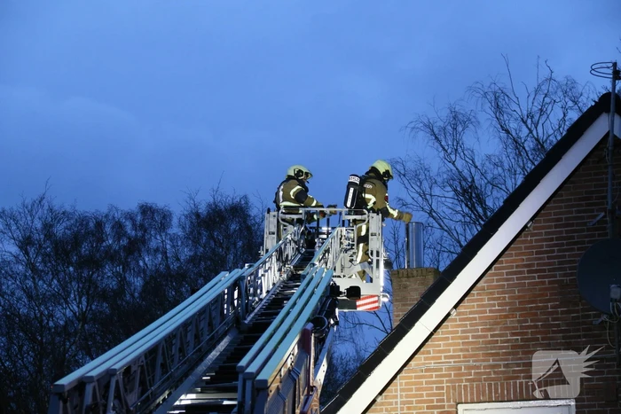 Brandweer blust schoorsteenbrand