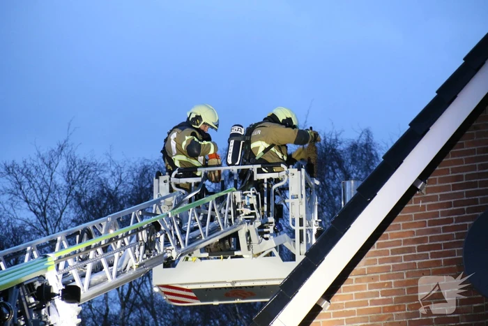 Brandweer blust schoorsteenbrand