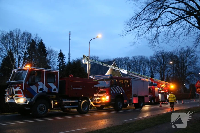 Brandweer blust schoorsteenbrand