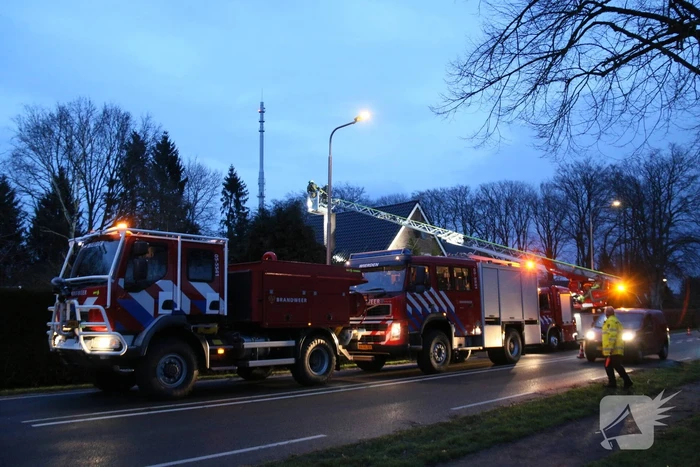 Brandweer blust schoorsteenbrand