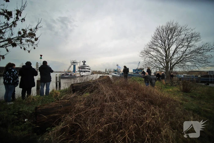 Gigantisch jacht vaart door Alphense wateren