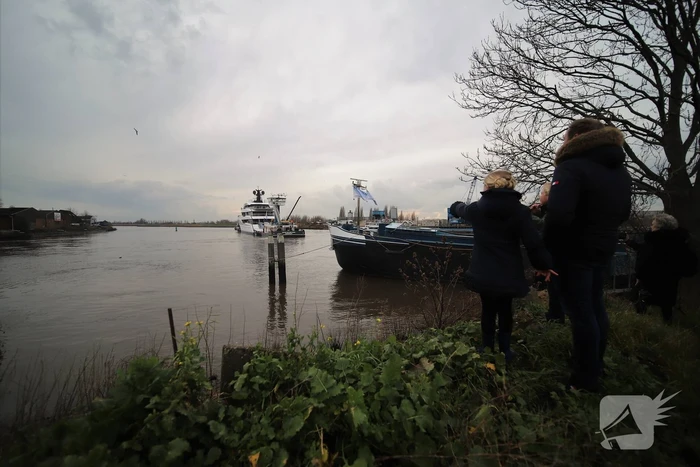 Gigantisch jacht vaart door Alphense wateren