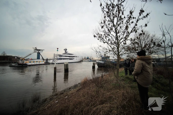 Gigantisch jacht vaart door Alphense wateren