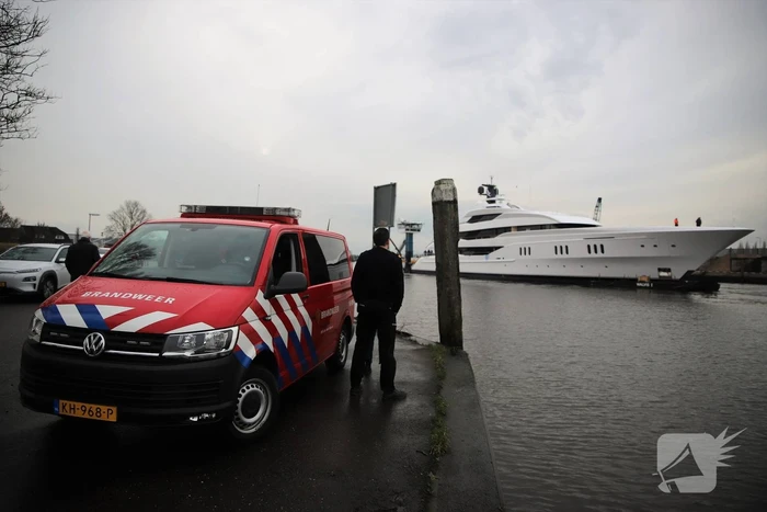 Gigantisch jacht vaart door Alphense wateren