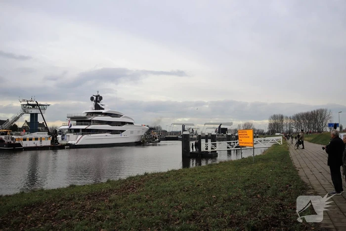 Gigantisch jacht vaart door Alphense wateren