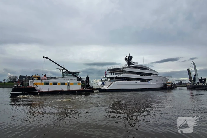 Gigantisch jacht vaart door Alphense wateren