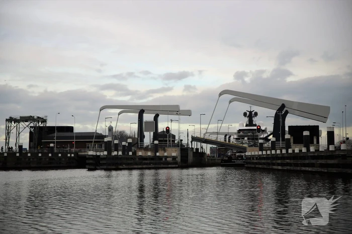 Gigantisch jacht vaart door Alphense wateren