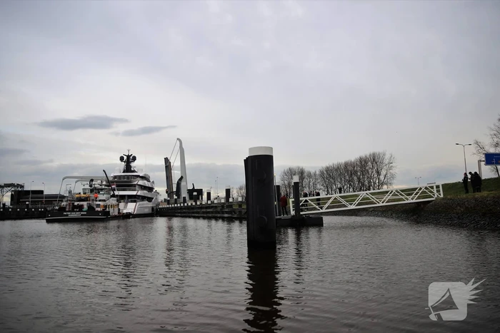 Gigantisch jacht vaart door Alphense wateren