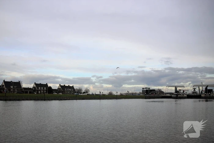 Gigantisch jacht vaart door Alphense wateren