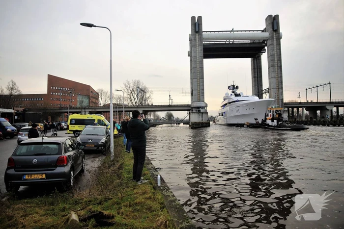 Gigantisch jacht vaart door Alphense wateren