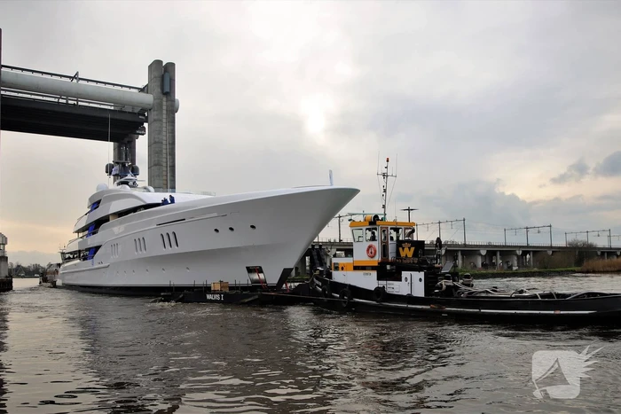 Gigantisch jacht vaart door Alphense wateren