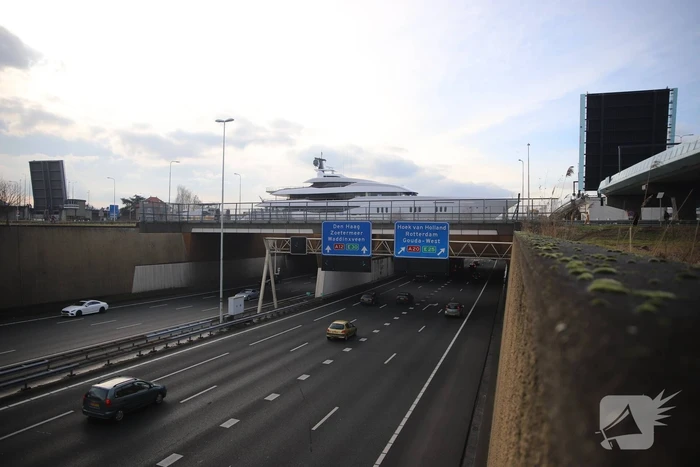 Gigantisch jacht vaart door Alphense wateren