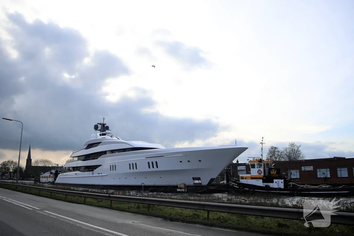 Gigantisch jacht vaart door Alphense wateren