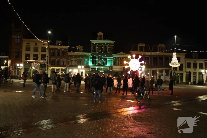 Actiegroep Viruswaarheid demonstreren tegen avondklok bij coronavirus-kunstwerk
