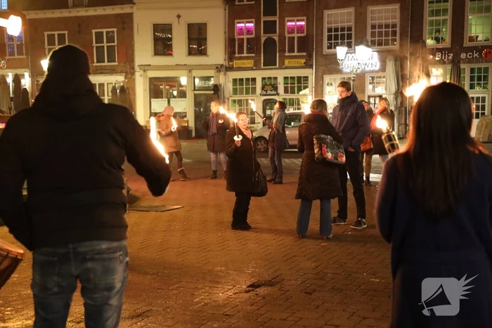 Actiegroep Viruswaarheid demonstreren tegen avondklok bij coronavirus-kunstwerk