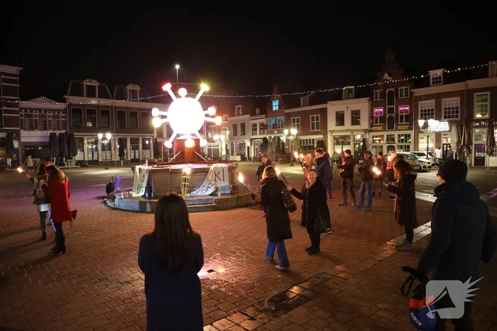 Actiegroep Viruswaarheid demonstreren tegen avondklok bij coronavirus-kunstwerk