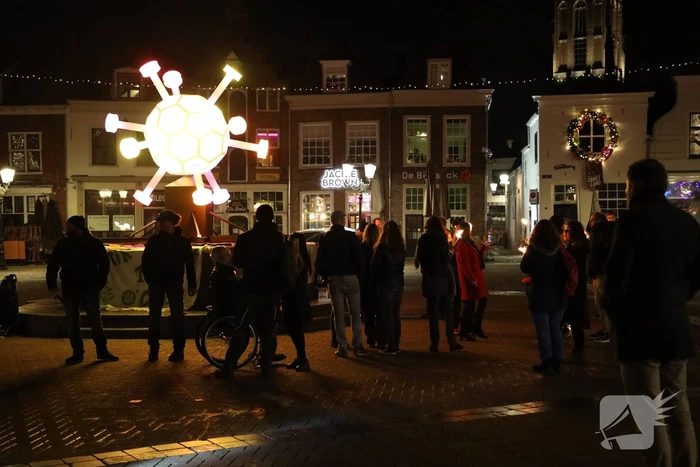 Actiegroep Viruswaarheid demonstreren tegen avondklok bij coronavirus-kunstwerk