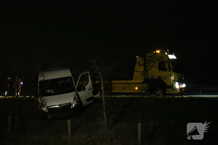 Bestelbus raakt van de weg