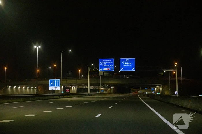 Snelwegen en tankstations uitgestorven door avondklok