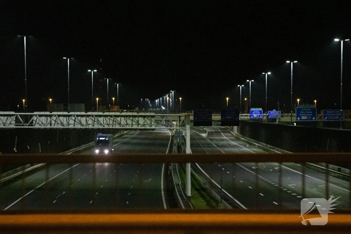 Snelwegen en tankstations uitgestorven door avondklok