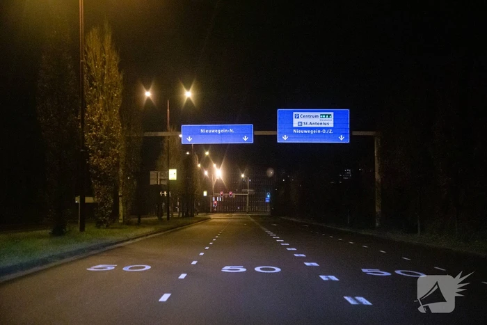 Snelwegen en tankstations uitgestorven door avondklok