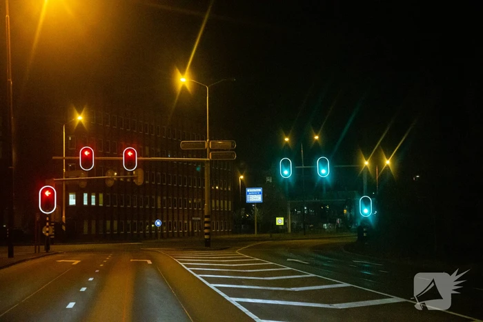 Snelwegen en tankstations uitgestorven door avondklok