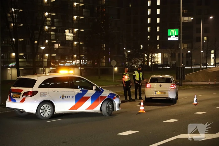 Avondklok van kracht: stille straten en politie voert controles uit