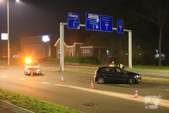 Avondklok van kracht: stille straten en politie voert controles uit