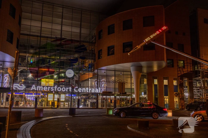 Avondklok van kracht: stille straten en politie voert controles uit