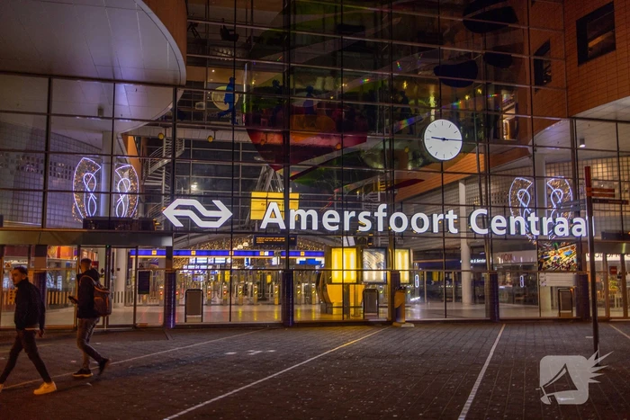 Avondklok van kracht: stille straten en politie voert controles uit