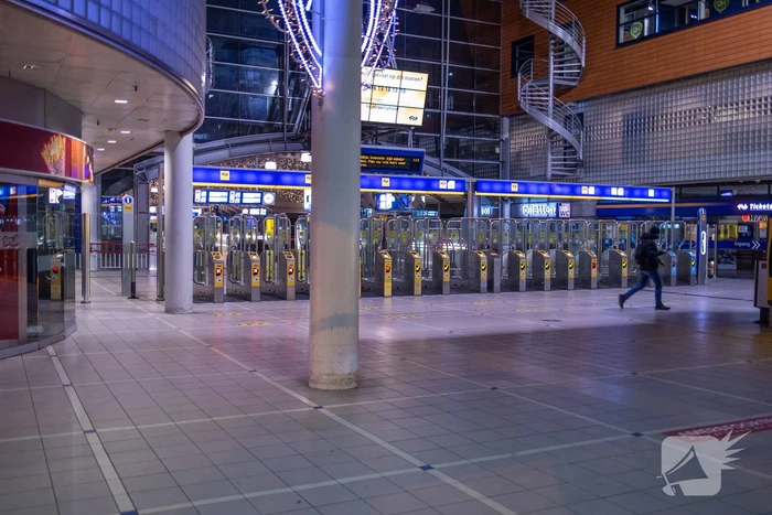 Avondklok van kracht: stille straten en politie voert controles uit