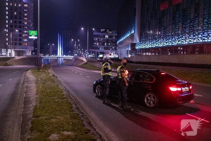 Avondklok van kracht: stille straten en politie voert controles uit