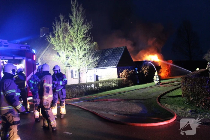 Schuur uitgebrand in tuin