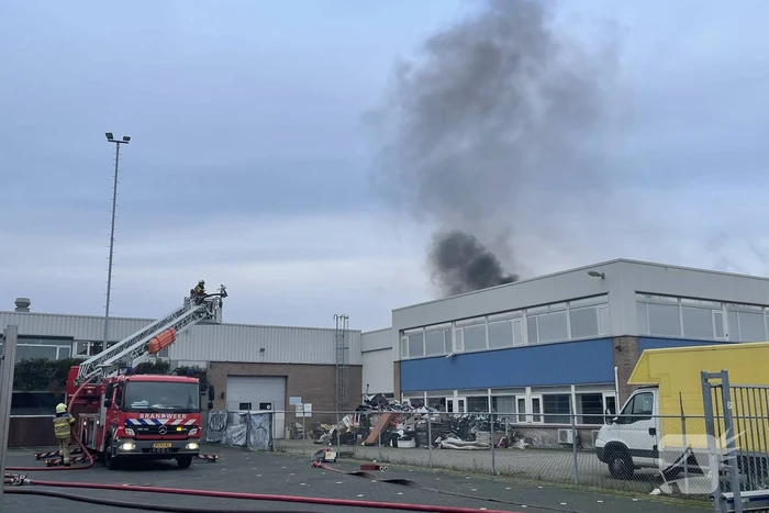 Dikke rookwolken bij brand in bedrijfspand