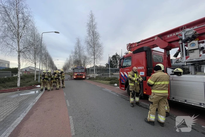 Dikke rookwolken bij brand in bedrijfspand