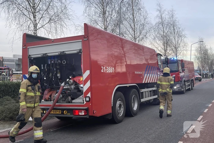 Dikke rookwolken bij brand in bedrijfspand
