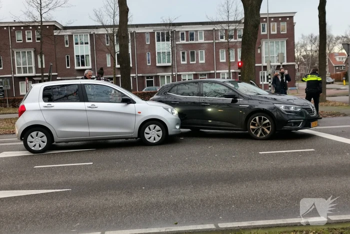 Twee auto's met elkaar in botsing