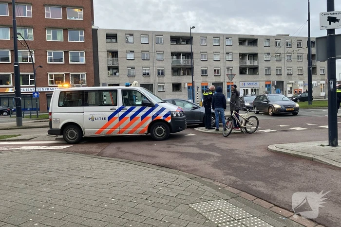 Auto botst frontaal op verkeerspaal