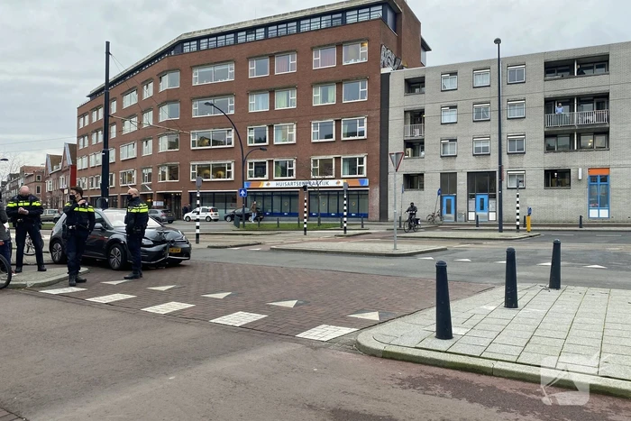 Auto botst frontaal op verkeerspaal